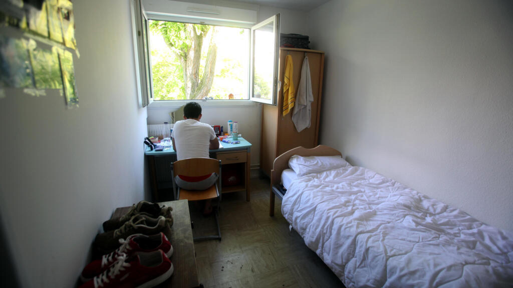 Un jeune migrant dans sa chambre, au centre d'accueil de France terre d'asile à Créteil, près de Paris.